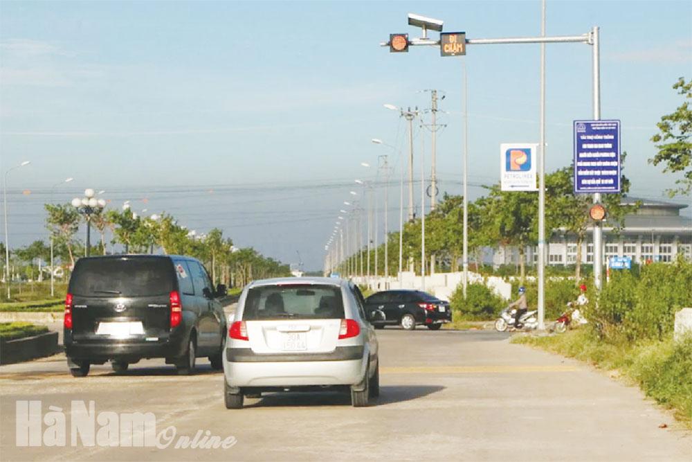 Phủ Lý tăng cường lắp đặt hệ thống đèn tín hiệu bảo đảm ATGT