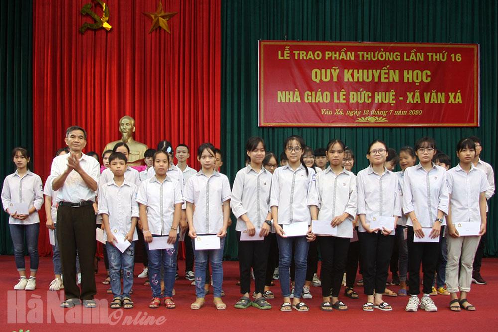 Quỹ khuyến học nhà giáo Lê Đức Huệ trao thưởng tại xã Văn Xá