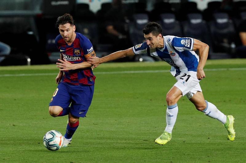 Sao trẻ bị thẻ đỏ, Barca vẫn thắng nhọc Espanyol