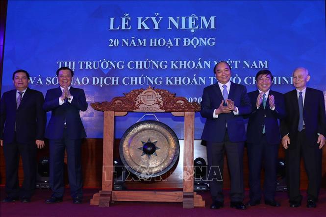 Thủ tướng đánh cồng kỷ niệm 20 năm hoạt động thị trường chứng khoán Việt Nam