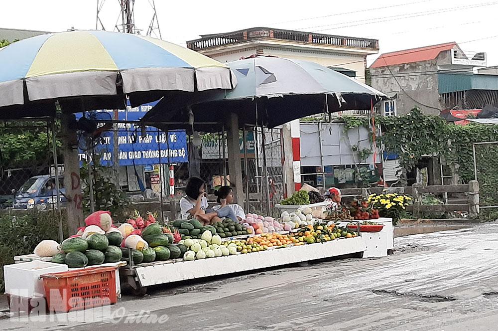 Tiềm ẩn nhiều nguy cơ mất an toàn giao thông tại các điểm chợ tự phát