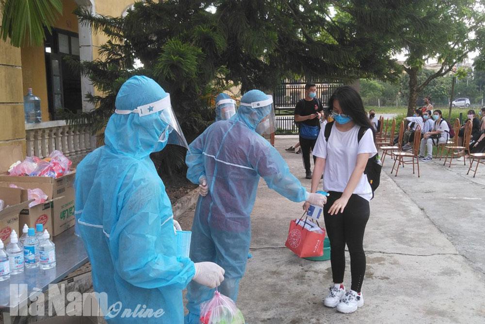 Tiếp tục đón 77 công dân từ Mỹ trở về khu cách ly tập trung của tỉnh