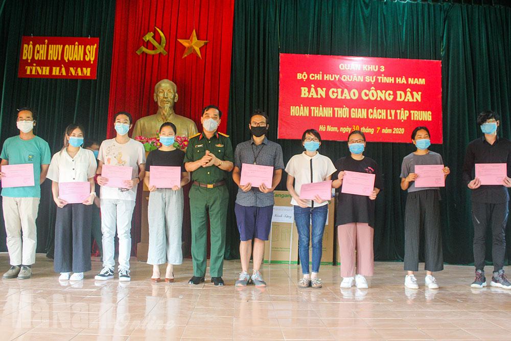 Trao giấy chứng nhận hoàn thành cách ly phòng, chống dịch Covid-19 cho 77 công dân