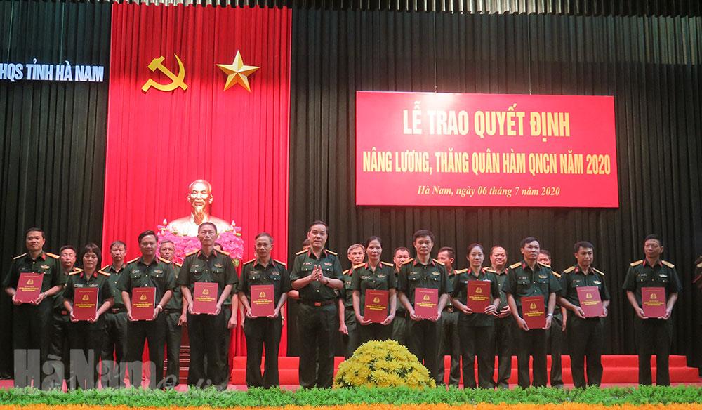 Trao quyết định nâng lương, thăng quân hàm cho 114 quân nhân chuyên nghiệp