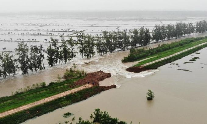Trung Quốc cho nổ đập để xả lũ