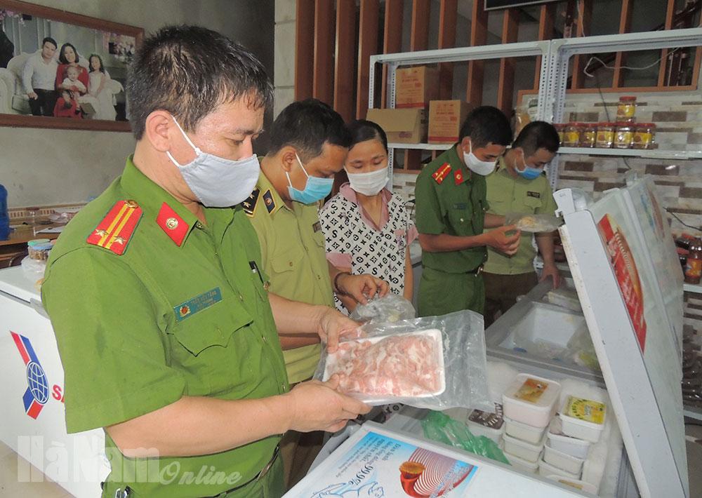 Bắt 1,7 tạ thực phẩm không rõ nguồn gốc, xuất xứ tại một cơ sở kinh doanh ở xã Khả Phong