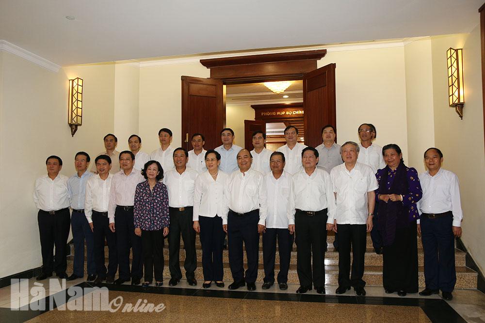 Bộ Chính trị làm việc với BTV Tỉnh ủy về công tác chuẩn bị Đại hội Đảng bộ tỉnh lần thứ XX