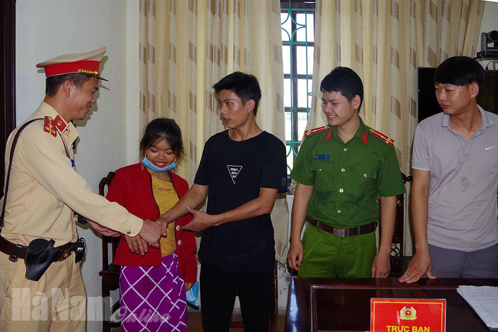 Cảnh sát giao thông giúp đỡ đưa người dân bị lạc về tận gia đình
