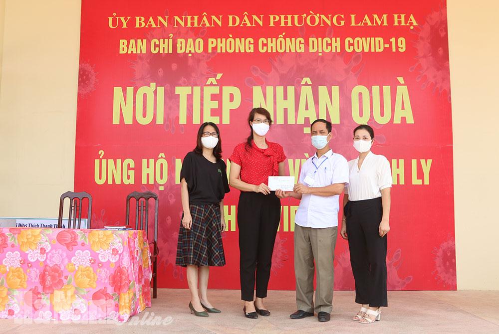 Công đoàn Báo Hà Nam trao quà hỗ trợ người dân tổ dân phố Đình Tràng cách ly do dịch Covid-19