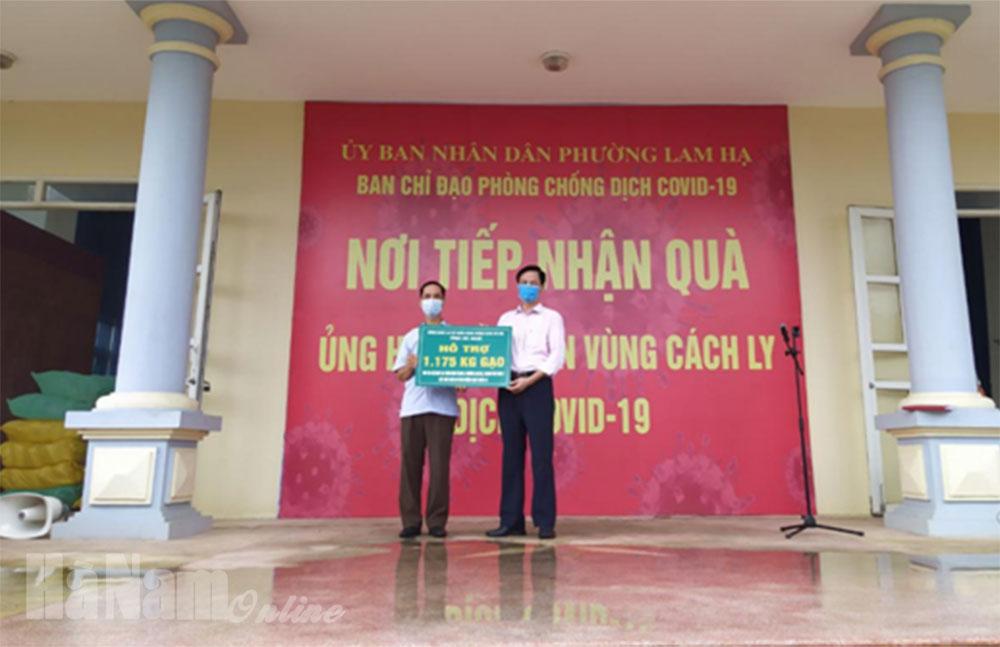Công đoàn Ngân hàng CSXH tỉnh hỗ trợ nhu yếu phẩm cho các hộ dân trong vùng cách ly