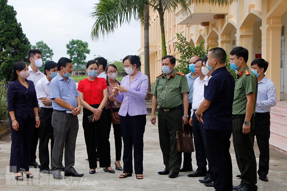Đồng chí Bí thư Tỉnh ủy Lê Thị Thủy kiểm tra công tác chuẩn bị thi tốt nghiệp THPT