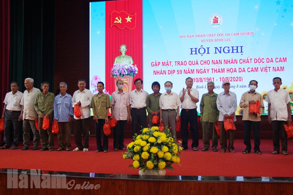 Gặp mặt, trao quà cho nạn nhân chất độc da cam huyện Bình Lục