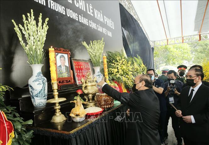 Lễ an táng nguyên Tổng Bí thư Lê Khả Phiêu tại Nghĩa trang Mai Dịch, Hà Nội