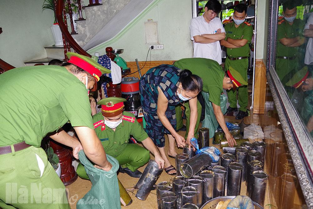 Phát hiện cơ sở sản xuất, chế biến giò, chả sử dụng hàn the tại thị trấn Vĩnh Trụ