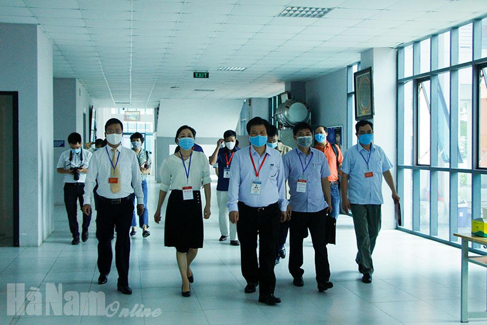 Thứ trưởng Bộ GD&ĐT Nguyễn Hữu Độ kiểm tra công tác chấm thi tại Hà Nam