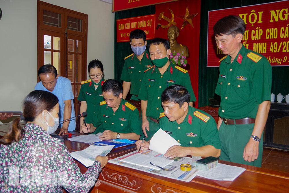 Ban CHQS thị xã Duy Tiên tổ chức chi trả trợ cấp theo quyết định 49 của Thủ tướng Chính phủ