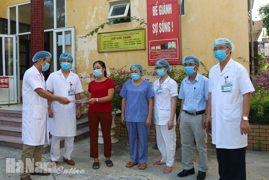 Bệnh nhân 620 khỏi bệnh và xuất viện