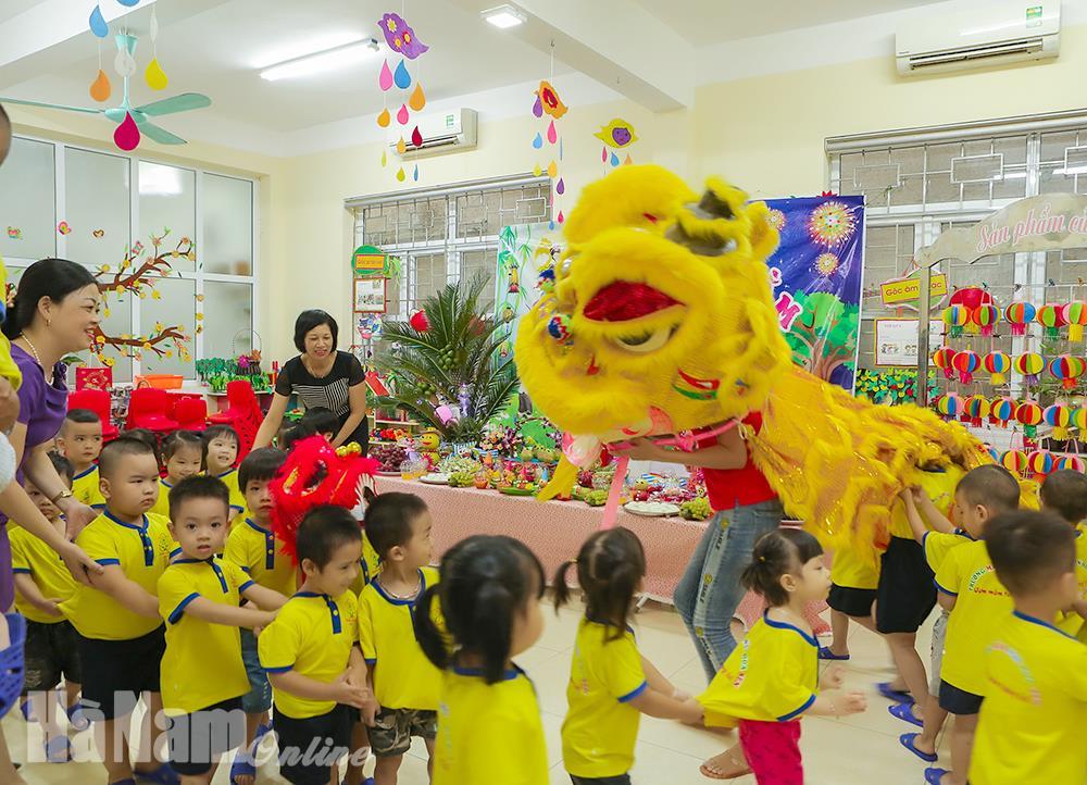 Chi đoàn Báo Hà Nam tặng quà trung thu cho các em nhỏ