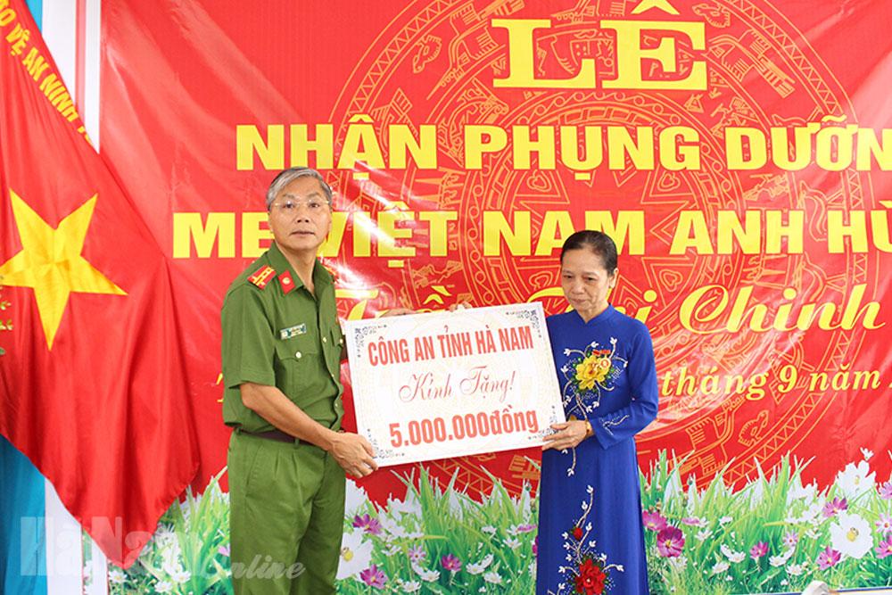 Công an tỉnh nhận phụng dưỡng Mẹ Việt Nam anh hùng Trần Thị Chinh