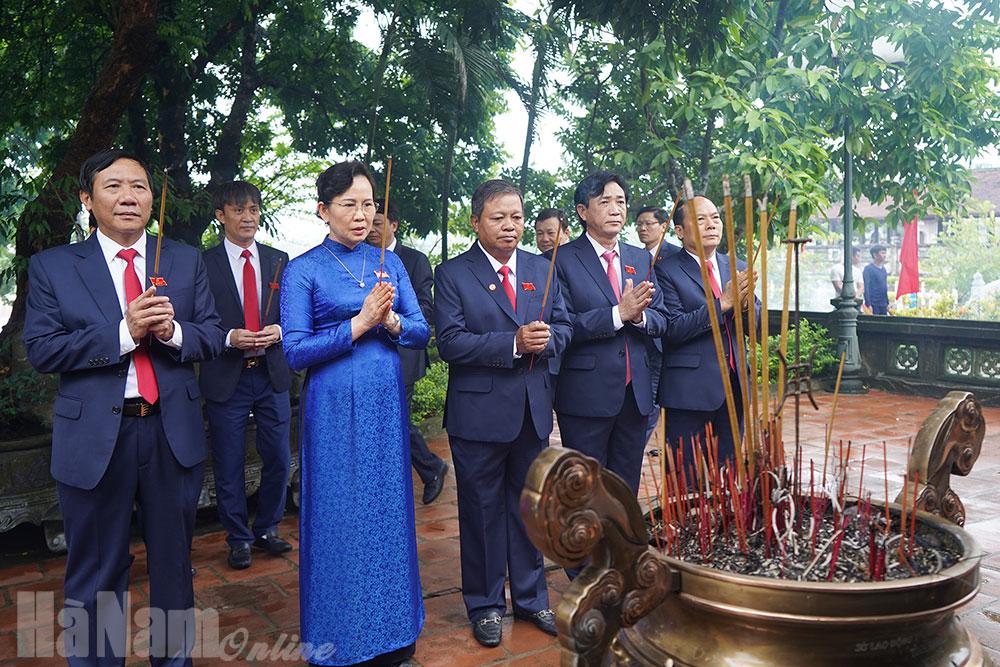 Đại biểu dự Đại hội Đảng bộ tỉnh dâng hương tưởng niệm các Anh hùng liệt sỹ