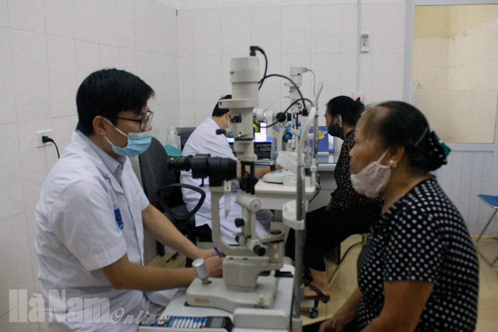 Khám bệnh, tư vấn, cấp thuốc miễn phí và sàng lọc các bệnh về mắt cho hội viên NCT phường Liêm Chính