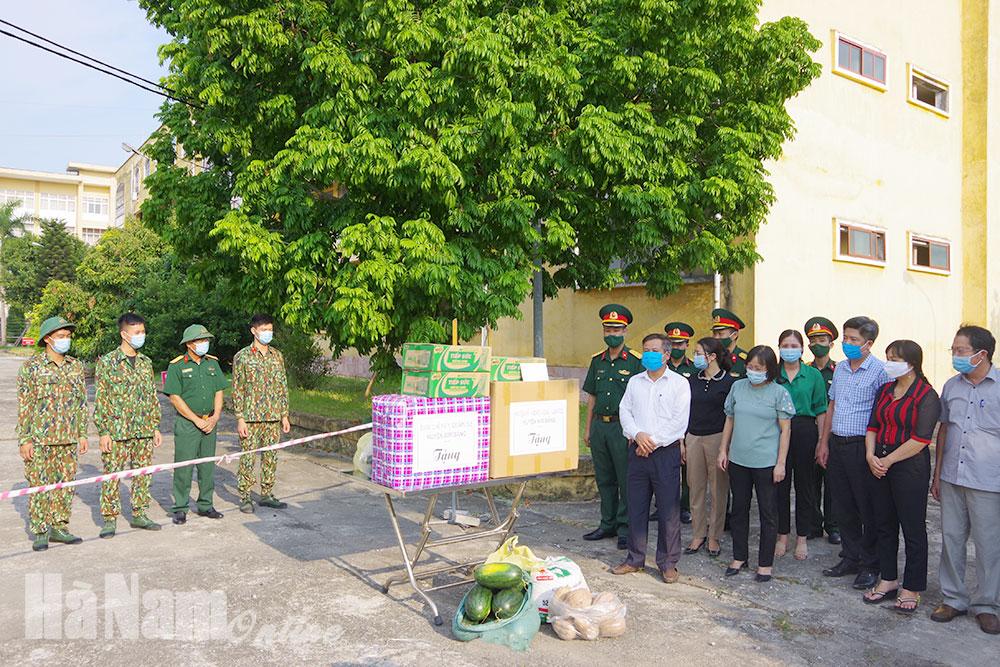 Lãnh đạo huyện Kim Bảng tặng quà cho lực lượng phục vụ và công dân cách ly tại Trường Cao đẳng Y tế tỉnh Hà Nam
