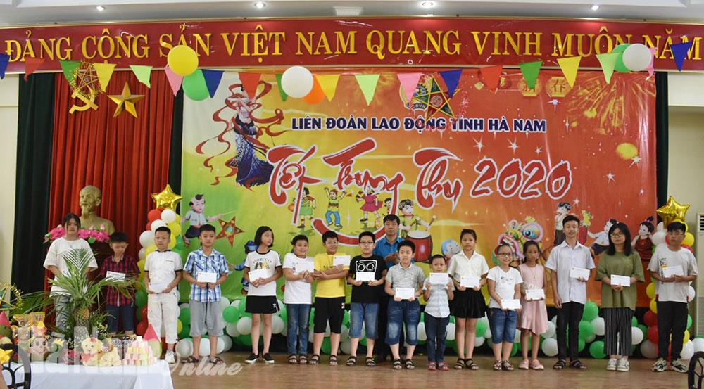 LĐLĐ tỉnh tổ chức Tết Trung thu cho các cháu con cán bộ công đoàn chuyên trách