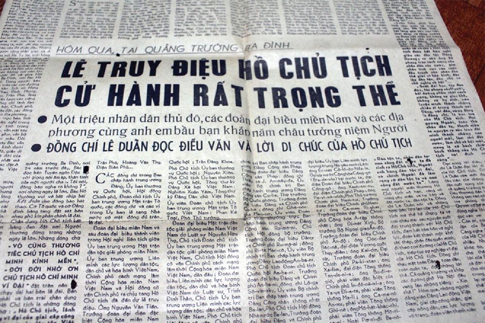 Niềm xúc động khi đọc tờ báo đưa tin về Lễ tang Hồ Chủ tịch