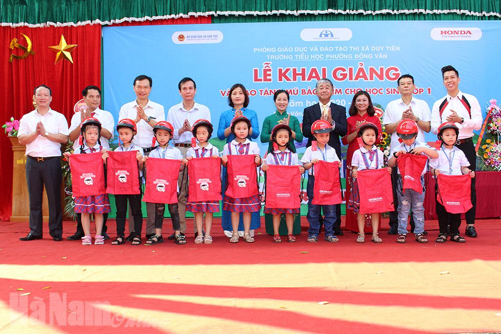 Tổ chức chương trình tặng mũ bảo hiểm cho học sinh lớp 1 năm học 2020- 2021