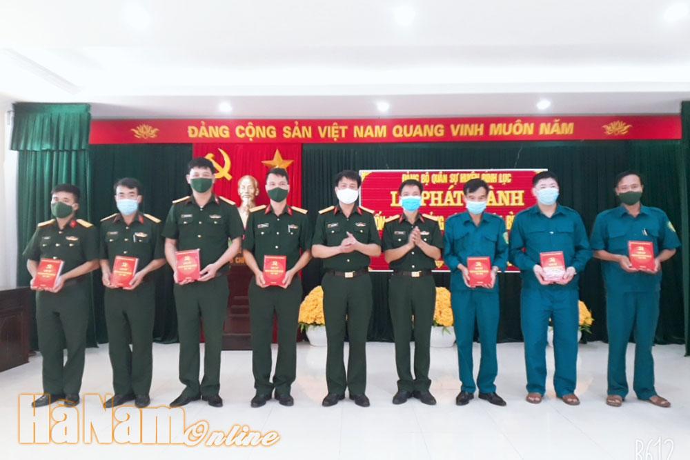 Phát hành cuốn Lịch sử Đảng bộ Quân sự huyện Bình Lục giai đoạn 1947 - 2020