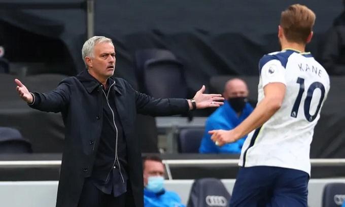 Tottenham chia điểm phút chót vì VAR