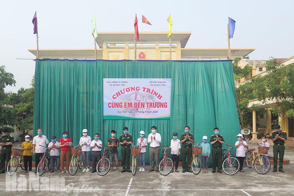 Trao tặng xe đạp, học bổng cho học sinh nghèo nhân dịp năm học mới