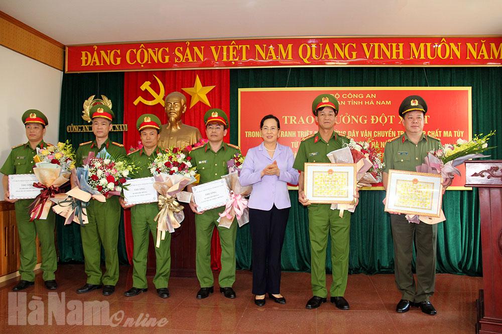 Trao thưởng đột xuất cho tập thể, cá nhân có thành tích xuất sắc trong đấu tranh, phòng chống tội phạm