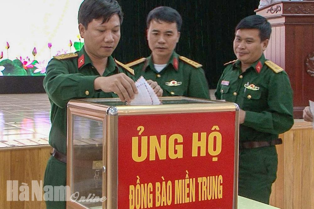 Ban CHQS huyện Thanh Liêm quyên góp ủng hộ đồng bào miền Trung