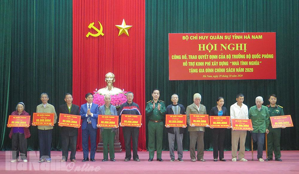 Bộ CHQS tỉnh trao kinh phí của Bộ trưởng Bộ Quốc phòng hỗ trợ xây dựng nhà tình nghĩa tặng các gia đình chính sách