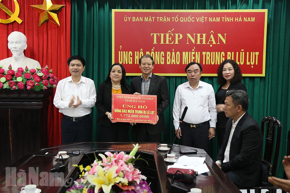 MTTQ tỉnh tiếp nhận ủng hộ đồng bào miền Trung của Hiệp hội doanh nghiệp tỉnh