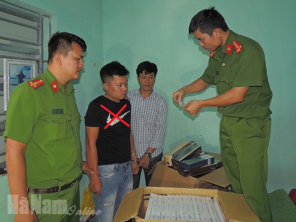 Bắt đối tượng tàng trữ ma túy và gần 1 nghìn bao thuốc lá không rõ nguồn gốc