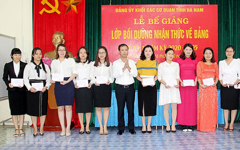 Đảng bộ Khối các cơ quan tỉnh bế giảng lớp bồi dưỡng nhận thức về Đảng