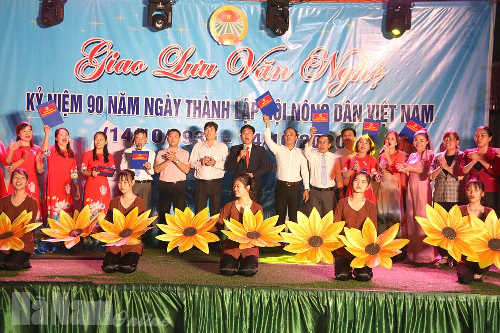 Hội Nông dân thị trấn Vĩnh Trụ tổ chức giao lưu văn nghệ