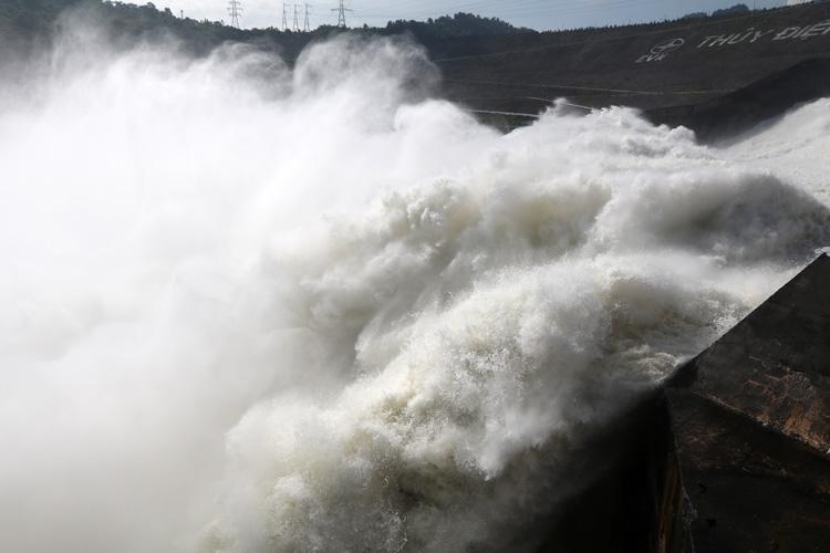 Mở tiếp một cửa xả đáy hồ Hòa Bình