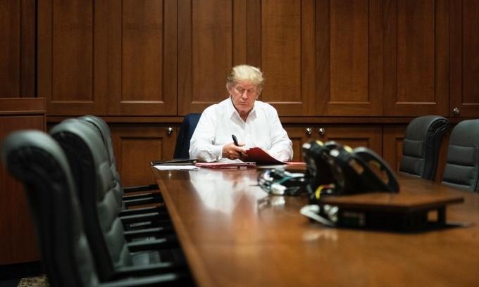 Nhà Trắng đăng ảnh Trump làm việc trong bệnh viện