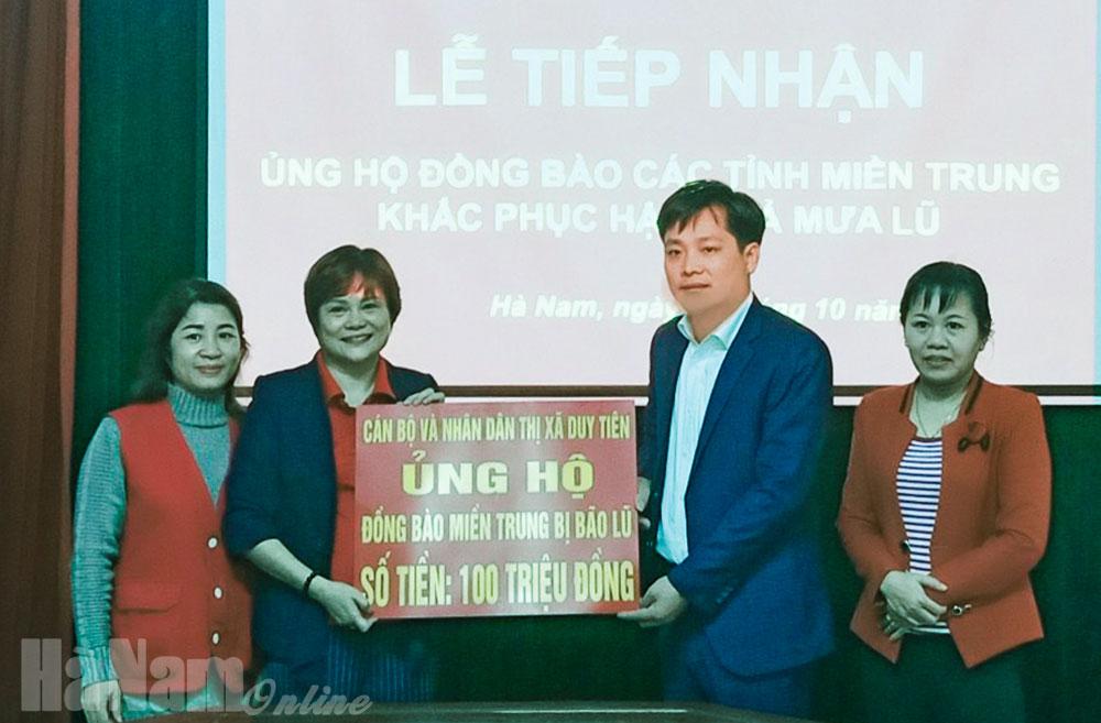 Thị xã Duy Tiên ủng hộ đồng bào miền Trung 100 triệu đồng