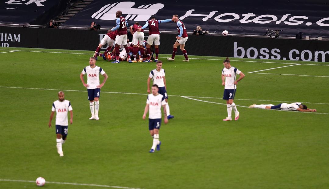 West Ham ghi 3 bàn cuối trận khiến thầy trò Mourinho khóc hận