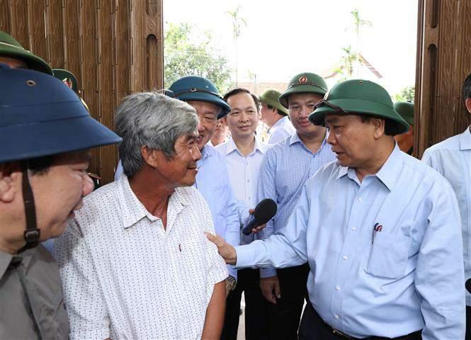Thủ tướng Nguyễn Xuân Phúc thị sát tình hình khắc phục hậu quả bão số 9