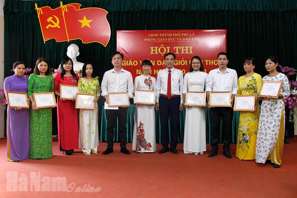 Thành phố Phủ Lý: 49 giáo viên được công nhận Giáo viên dạy giỏi cấp THCS năm học 2020-2021