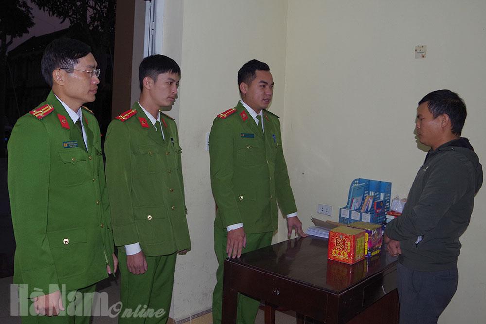 Công an xã Ngọc Lũ bắt quả tang đối tượng tàng trữ pháo nổ trái phép