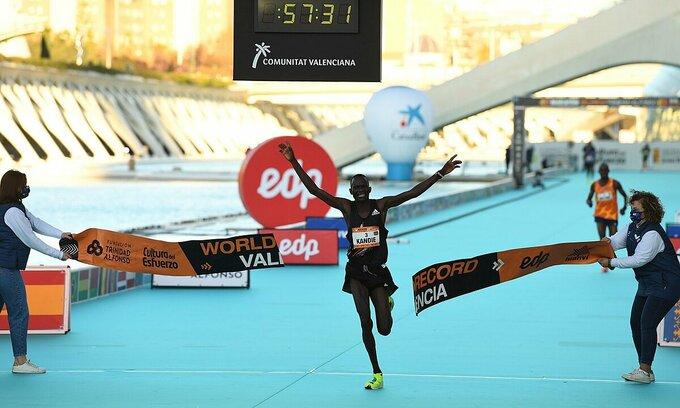VĐV Kenya lập kỷ lục chạy half marathon dưới 58 phút