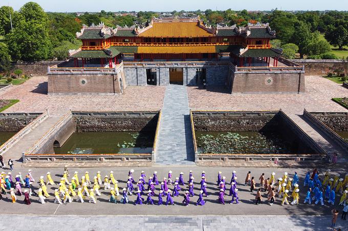 Lễ hội áo dài sắp diễn ra bên bờ sông Hương
