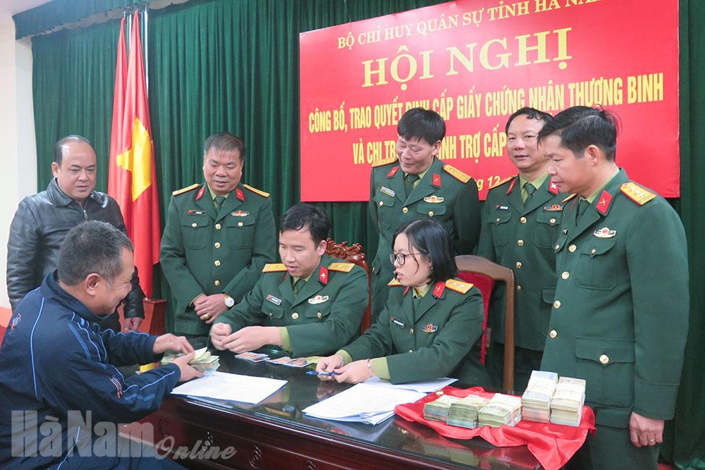Bộ CHQS tỉnh công bố, trao quyết định cấp giấy chứng nhận thương binh