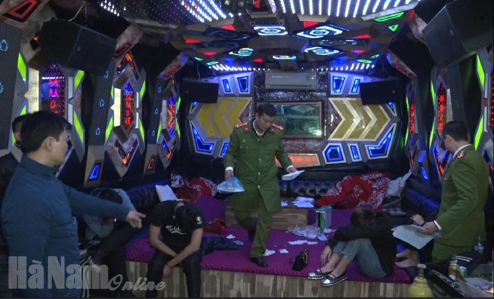Công an thành phố Phủ Lý bắt 15 đối tượng "bay lắc" tại quán Karaoke